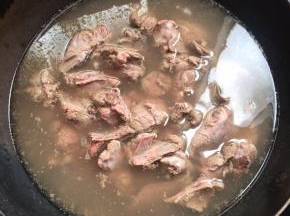 兔肉冷水下锅焯水，慢慢的浸出兔肉里面的血末！