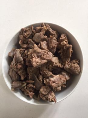 焯好水的兔肉再次清洗干净，捞出沥干水份备用！