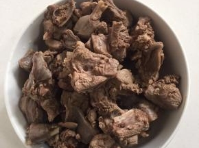 焯好水的兔肉再次清洗干净，捞出沥干水份备用！