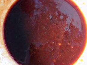 调料汁韩式辣酱和蒜蓉辣椒酱放入容器中拌匀