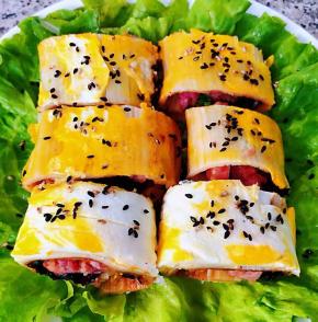 盘中铺上绿色生菜装饰一下烤冷面切成大块摆入盘中撒上黑芝麻就大功告成了