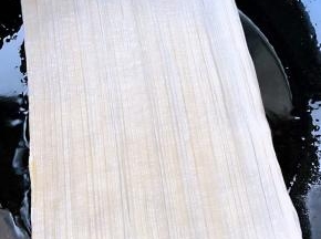 锅中倒入底油加热放入一片冷面用喷壶喷洒少许清水这样烤出的冷面不硬