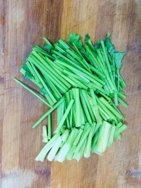 芹菜洗净切成段备用！