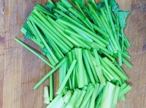 芹菜洗净切成段备用！