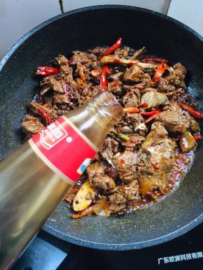 放入一勺蚝油！