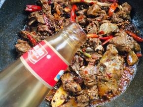 放入一勺蚝油！