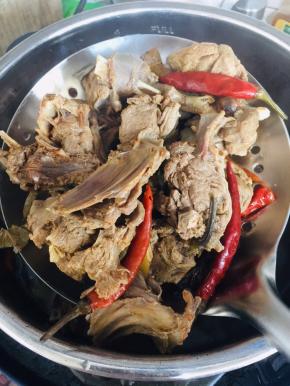 煮熟的兔肉捞出沥干水份备用！