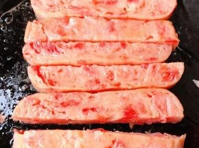 午餐肉切成条在锅中加热至带有金黄色即可