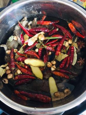 兔肉放进电压力锅中，放入干辣椒，花椒，生姜，八角，桂皮，香叶，肉蔻，山柰，适量生抽，少许，盐，老抽，料酒，再加入适量的水！（水没过兔肉即可！）