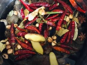 兔肉放进电压力锅中，放入干辣椒，花椒，生姜，八角，桂皮，香叶，肉蔻，山柰，适量生抽，少许，盐，老抽，料酒，再加入适量的水！（水没过兔肉即可！）