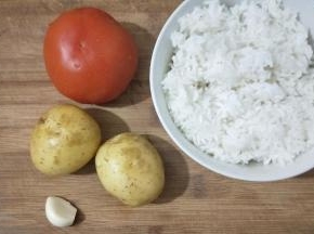 准备好食材，西红柿1个，土豆（小）2个（如果是大土豆1个也够了），大蒜1瓣，米饭2人份