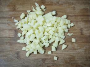 土豆洗净削皮，切成小丁