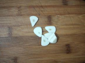 大蒜剥去外面的外衣，切成蒜片