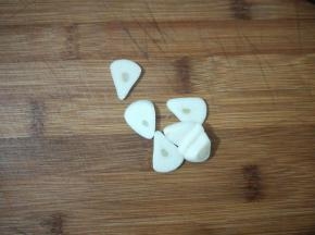 大蒜剥去外面的外衣，切成蒜片