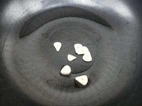 锅中加入适量的油，油热之后，放入蒜片煸炒出香味