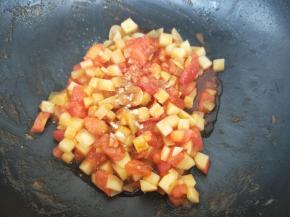 加入土豆丁，翻炒均匀，加入适量盐，适量胡椒粉，1勺生抽