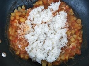 土豆丁煮软后，加入米饭，煮的期间可以尝一下咸淡