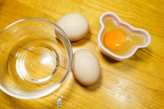 三个鸡蛋大概150g我用一个小碗来量一下液体体积