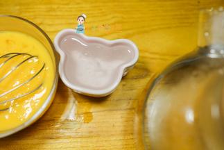 加入一份水也就是3份鸡蛋一份水，这样做出来的厚蛋烧就会很嫩