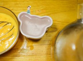 加入一份水也就是3份鸡蛋一份水，这样做出来的厚蛋烧就会很嫩