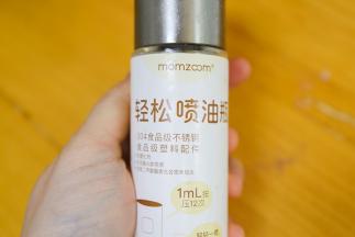 准备平底锅，喷上一层油，如果没有喷油瓶可以用厨房纸巾粘油擦一下锅