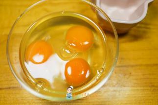 把三个鸡蛋打入碗里打散备用