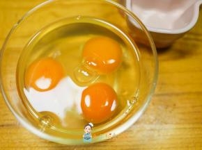 把三个鸡蛋打入碗里打散备用