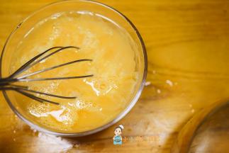 把蛋液跟水混合均匀