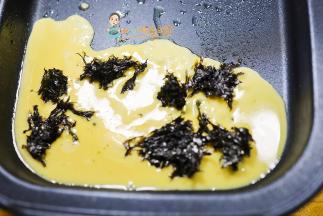 小火锅有点热加入三分之一蛋液，放上一些紫菜