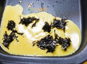 小火锅有点热加入三分之一蛋液，放上一些紫菜