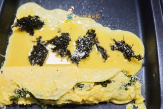 紫菜放2-3次就可以，蛋液也分四次放，要半凝固就卷千万不要全部凝固