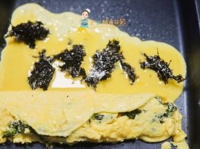 紫菜放2-3次就可以，蛋液也分四次放，要半凝固就卷千万不要全部凝固