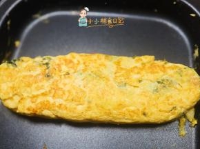 最外层不要放紫菜这样卷起来就是比较光滑的，用硅胶铲煎熟定型切块就可以了