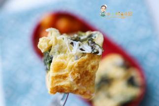 紫菜掰碎放入，小一点切块更好看