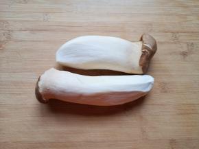 杏鲍菇清洗干净。