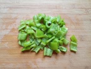 青椒去籽洗干净，切成小块。