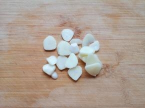大蒜切成片。