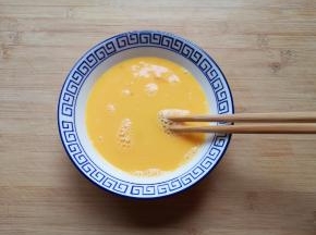 鸡蛋打散。