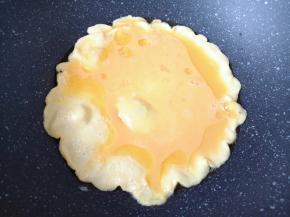 炒锅内倒适量的食用油烧热，倒入蛋液。