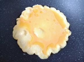 炒锅内倒适量的食用油烧热，倒入蛋液。
