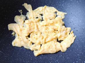 待蛋液底部凝固以后，用铲子轻轻推动，炒熟盛出备用。