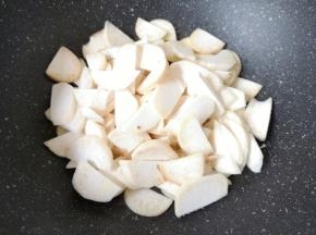 下入杏鲍菇。