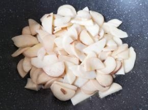 翻炒至杏鲍菇变软。