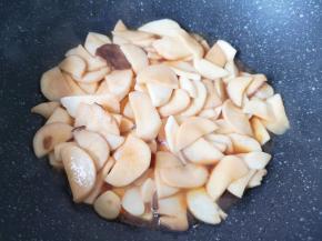 加入两勺味极鲜酱油翻炒均匀。