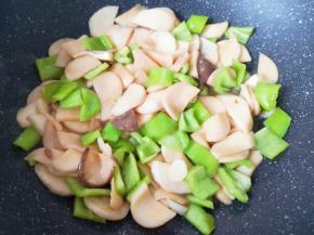 翻炒至青椒断生。