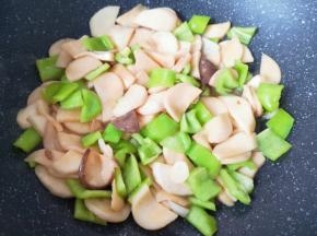 翻炒至青椒断生。