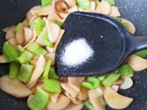 放盐调味。