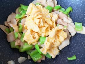 下入炒熟的鸡蛋。