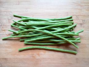 豇豆择洗干净。