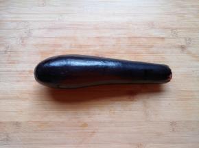 茄子去蒂清洗干净。